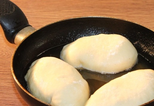 1. Этап. Пирожки «Придорожные»: 14. В небольшой сковороде (Ф=16-18 см) разогреваем растительное масло. Обжариваем пироги с обеих сторон, приблизительно от 3-5 минут или до румяного цвета.