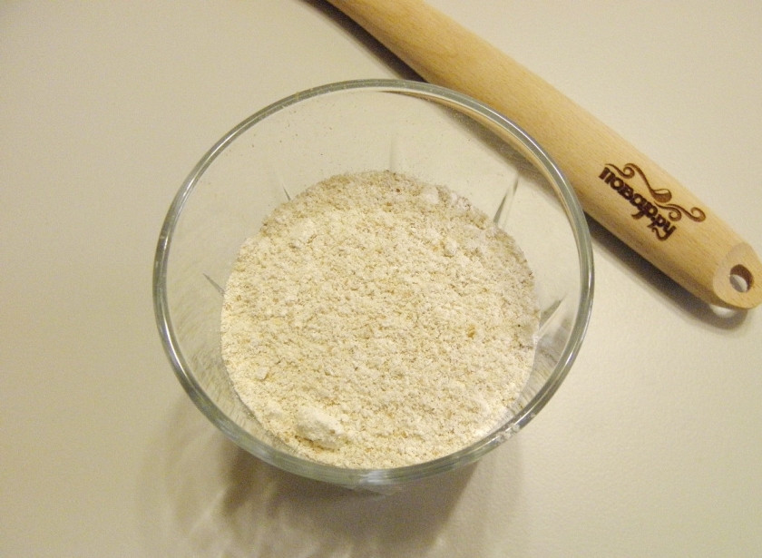 1. Этап. Котлетки из куриных грудок: С помощью кофемолки измельчите овсяные хлопья в муку.