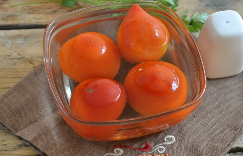 1. Этап. Аджика с хреном сырая: Помидоры на несколько минут залейте кипятком. Затем обдайте холодной водой и очистите от кожицы. Сделайте из помидор пюре удобным для вас способом.