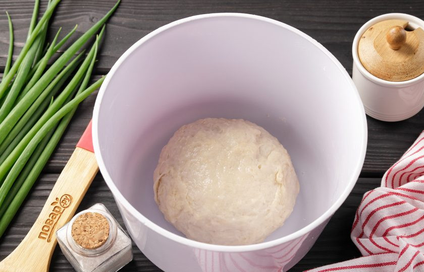 1. Этап. Дрожжевой пирог с яйцом в духовке: Замесите мягкое и чуть липкое тесто. Смажьте руки растительным маслом, соберите тесто в шар, накройте миску полотенцем и поставьте в тёплое место для подъёма на 1-1,5 часа.