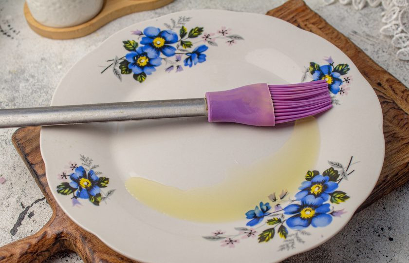 1. Этап. Льняная лепёшка без пшеничной муки в микроволновке: Тарелку, на которой будете выпекать лепешку, смажьте растительным маслом.