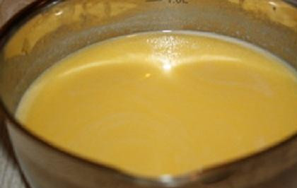 1. Этап. Сладкий хлеб с апельсином: 1. Натереть из апельсиновой корки цедры 2 ч.ложки. Из мякоти выдавливаем 60 мл сока. В отдельной посуде смешать кислое молоко, мед, апельсиновый сок и сливочное масло. Разогреть на слабом огне, чтобы растаяло масло. Сильно не разогревать, максимум до 40 градусов.