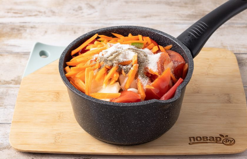 1. Этап. Салат из помидоров, перца, моркови и лука на зиму: Переложите все овощи в глубокую сковороду или сотейник. Добавьте лавровый лист, соль, сахар и черный молотый перец.