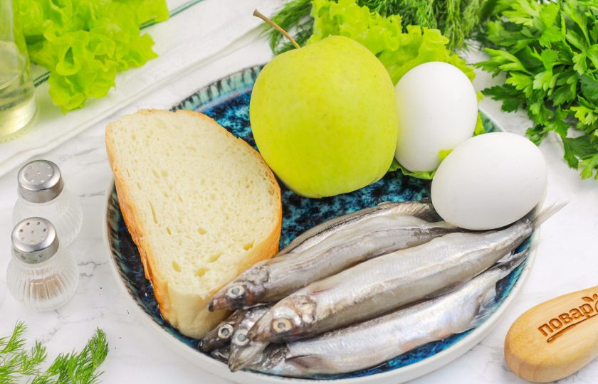 1. Этап. Форшмак из мойвы: Подготовьте указанные продукты. Слабосоленую мойву приобретите в магазине или засолите заранее в домашних условиях. Куриные яйца отварите в течение 12 минут и остудите в ледяной воде заранее.