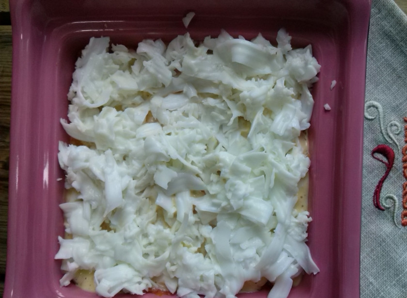 1. Этап. Салат Мимоза классический с сыром: 5-й слой: яичный белок, натертый на мелкой терке. И опять в деле майонез.