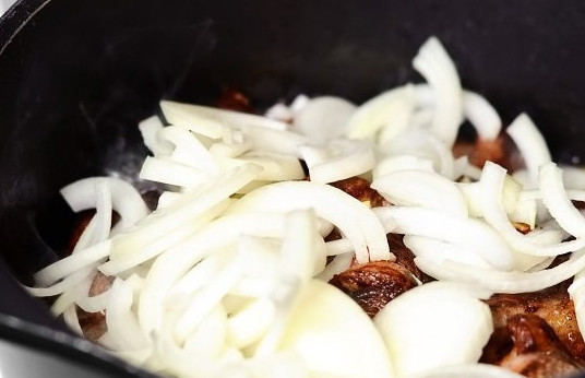 1. Этап. Простой рецепт плова из баранины: 4. Как только мясо обжарилось, добавляйте лук. Продолжайте жарить, пока он не станет красивого коричневого цвета.