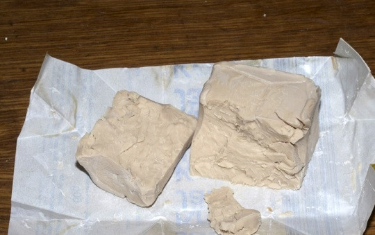 1. Этап. Булочки на живых дрожжах: 2. Туда же покрошите дрожжи и оставьте минут на 10-15, чтобы дрожжи начали 