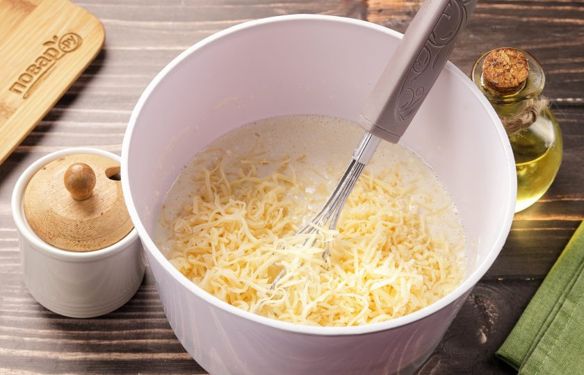 1. Этап. Блины на кефире с сыром: Перемешайте всё до однородного состояния и добавьте тёртый на мелкой тёрке сыр.