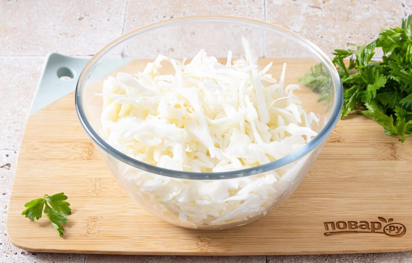 1. Этап. Капуста пряная: Капусту мелко нашинкуйте.