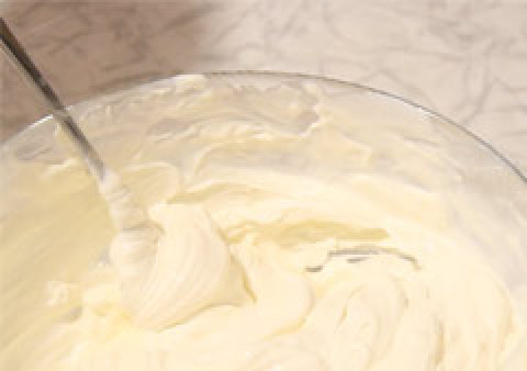 1. Этап. Чизкейк без выпечки без желатина: Творог со сметаной разомните до однородной массы.