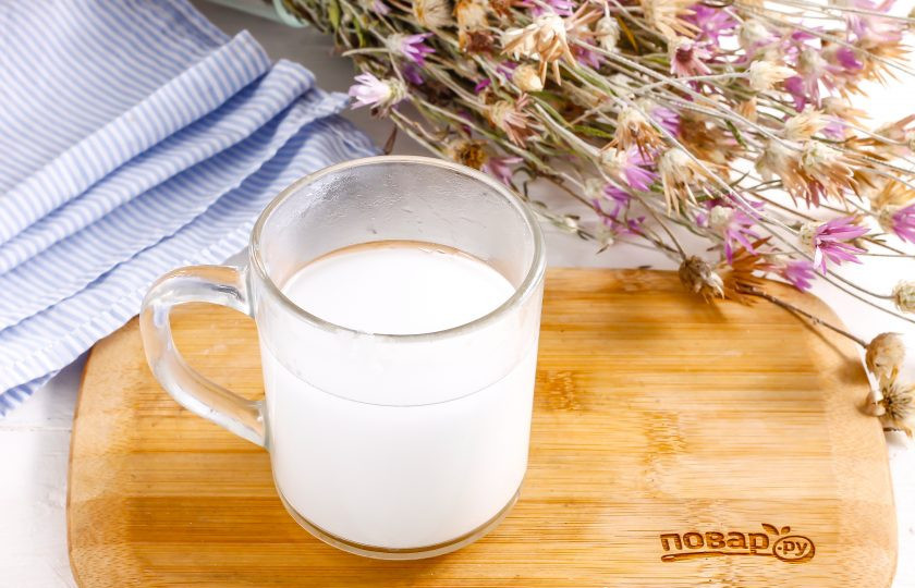 1. Этап. Кисель из голубики: Растворите крахмал в холодной воде. Именно в холодной, так как в теплой или в горячей он собьется в комочки. По этой же причине крахмал не добавляют в кипящий компот!