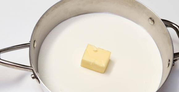 1. Этап. Спагетти Альфредо: Сливки разогреть с маслом.