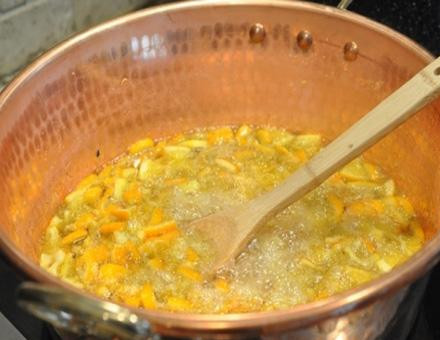 1. Этап. Компот из апельсинов: Когда сахарный сироп готов, добавляем туда апельсиновую цедру и варим еще около 15 минут.