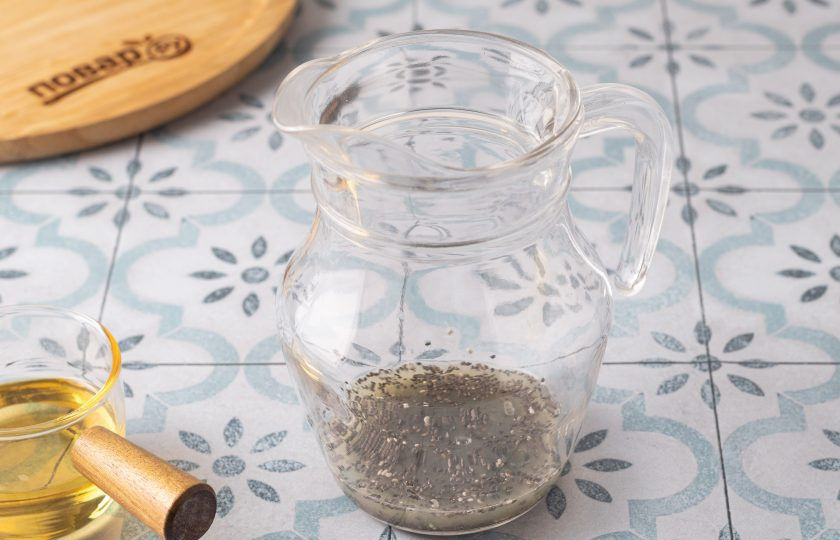 1. Этап. Лимонад с чиа: Влейте сироп агавы.