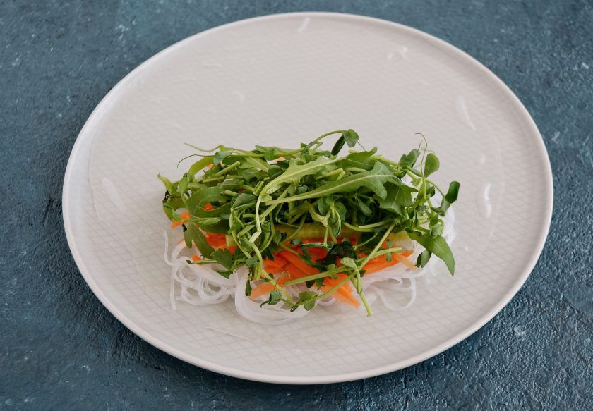 1. Этап. Весенние роллы: Затем зелень.