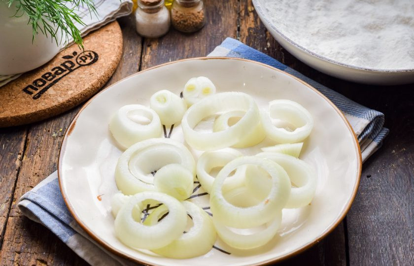 1. Этап. Луковые кольца в кляре: Очистите лук, ополосните и просушите. Нарежьте лук кольцами, после аккуратно разберите лук на отдельные кольца.