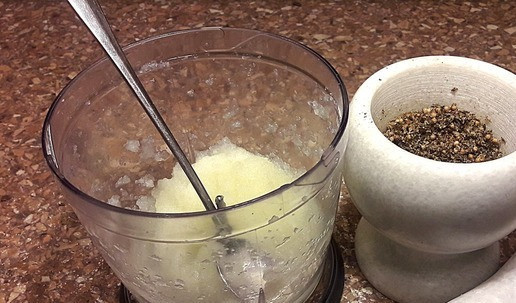 1. Этап. Шашлык на нитке в тандыре: Готовим маринад для мяса. Репчатый лук очистить, порезать и проблендерить. Специи перемолоть в ступке. Лук отжать от сока. Сок смешать с молотыми специями.