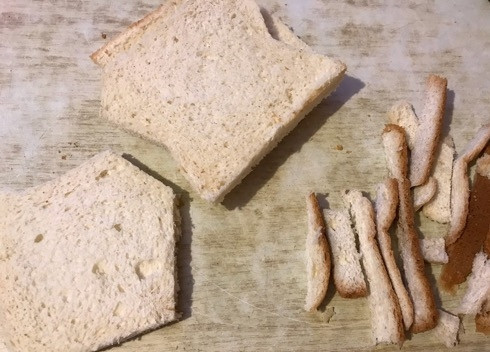 1. Этап. Панировочные сухари панко: 2. Через три часа извлеките батон из морозилки и срежьте корочки.