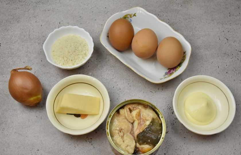 1. Этап. Пасхальный салат с консервированным лососем: Для приготовления салата подготовьте продукты. Вместо консервированного лосося можно взять отварную рыбу.