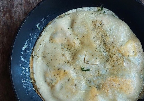 1. Этап. Тортилья с яйцами, сыром и помидорами: Когда яйца схватятся, перевернуть тортильей вниз, обжаривать, примерно, 1-2 минуты.