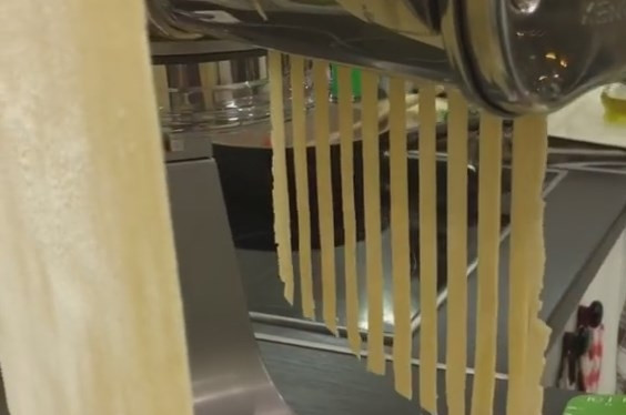 1. Этап. Домашние макароны: 8. Готовые раскатанные листы теста пропустите через насадку для нарезки лапши. Благодаря тому, что тесто присыпано мукой, лапша не слипается между собой.