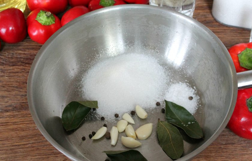 1. Этап. Гогошары маринованные по-молдавски: Далее, кладем перец и почищенные зубчики чеснока.