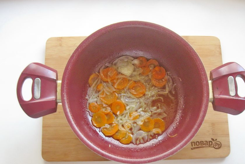 1. Этап. Скумбрия в томате с овощами: Налейте подсолнечное масло и тушите лук с морковью 10 минут, перемешивая.