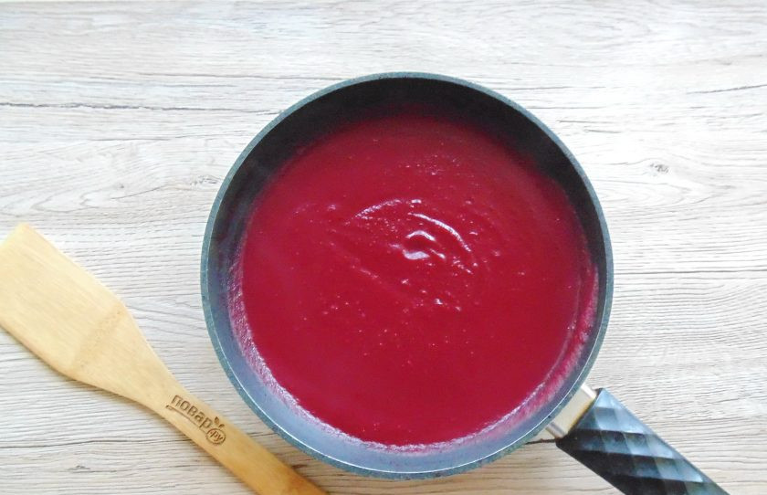 1. Этап. Свекольный кетчуп на зиму: Добавьте разведённый крахмал в свекольное пюре. Постоянно перемешивая доведите кетчуп до загустения. Проварите 1-2 минуты и выключайте.