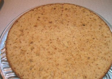 1. Этап. Медовый торт простой: Выкладываем первый корж разрезом кверху.