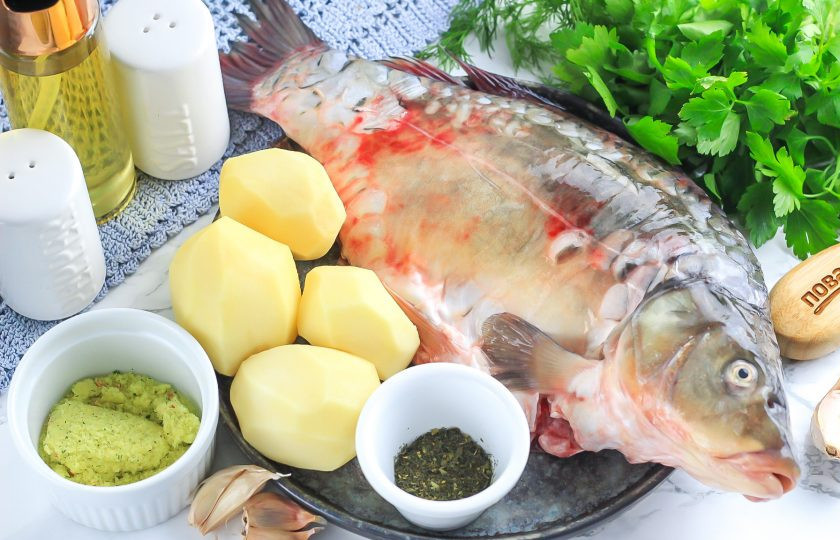 1. Этап. Золотистый карп с шалфеем: Подготовьте указанные ингредиенты. Карпа очистите от чешуи и внутренностей, промойте внутри и снаружи и промокните бумажными салфетками. Картофель очистите от кожуры и промойте.