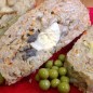Рулет из фарша с грибами Соблазн Яйца и рис ставим отваривать. Лук мелко шинкуем, морковь натираем на терке и ставим обжаривать Грибы ставим немного потушить, предварительно разморозив их и посолив В фарш добавить соль, перец и специи, а так же обжаренный лук с морковью и перемешать Добавить полстакана воды или чуть больше и отваренный рис, перемешать Марлю намочить водой и расстелить на столе, выложить на нее фарш и руками распределить толщиной 2 см, в середину выложить обжаренные грибы Яйца разрезать пополам и выложить дольки на грибы С помощью марли свернуть рулет Выложить рулет в смазанный маслом противень и отправить на 30-40 мин в духовку при 200 градусах. В рулете пальцем сделать несколько дырочек, чтобы сок выходил и рулет не порвался