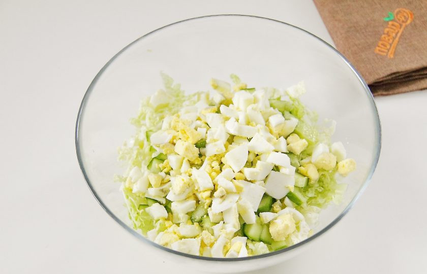 1. Этап. Новогодний салат Пятачок: Нарезанные кубиками очищенные вареные яйца.