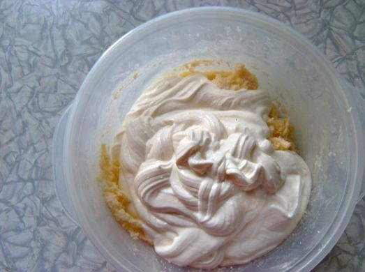 1. Этап. Пряничный торт без выпечки: 4. Добавить к маслу с сахаром сметану и тщательно перемешать до растворения сахара.