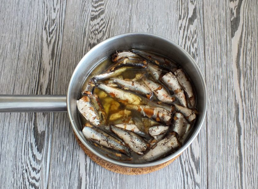 1. Этап. Домашние шпроты из кильки: По истечении времени снимите готовые шпроты с огня. Под закрытой крышкой оставьте на 3 часа при комнатной температуре.