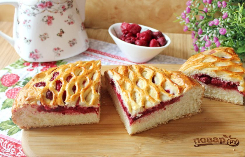 1. Этап. Дрожжевой пирог с малиной: Готовый пирог немного охладите и достаньте из формы. После нарежьте и подавайте к столу.