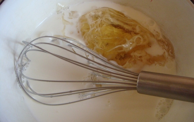 1. Этап. Творожно-йогуртовый торт: Желатин замачиваем в небольшом количестве воды. Сливки наливаем в кастрюльку и ставим на огонь, добавляем размокший желатин и нагреваем до полного растворения гранул, помешивая.