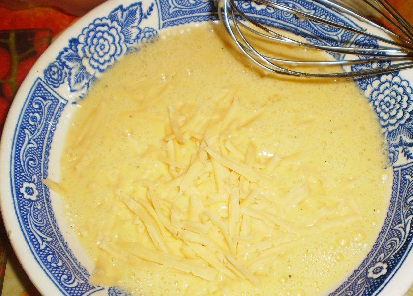 1. Этап. Свинина (отбивная, жаренная на сковороде в кляре): 5. Постепенно всыпаем муку и взбиваем до состояния густой сметаны. В конце добавляем тертый сыр и перемешиваем до однородного состояния.