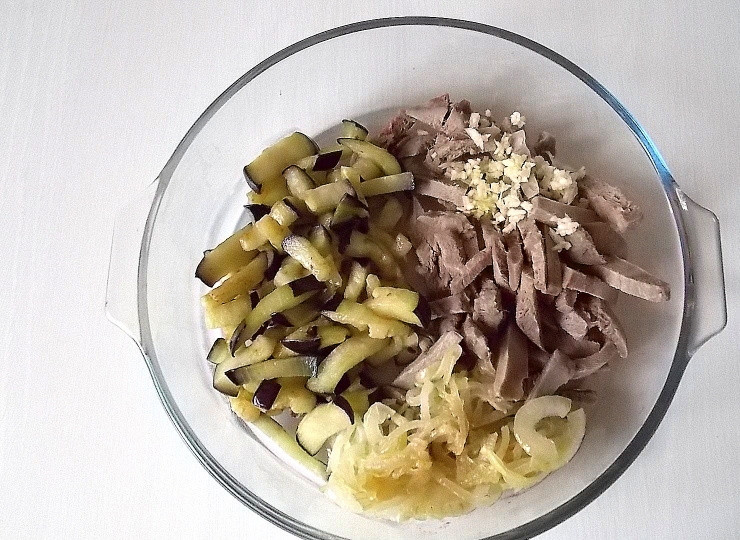 1. Этап. Муравьиная горка: Полностью остудите и добавьте мелко нарезанный чеснок.