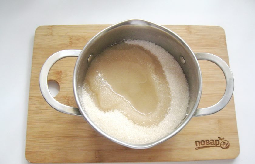 1. Этап. Варенье из яблок и слив: В сахар налейте воду.