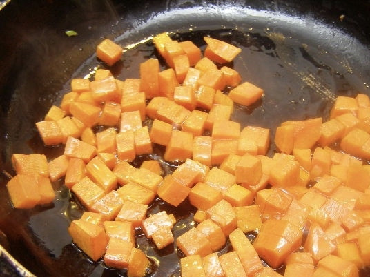 1. Этап. Рисовый суп с курицей: Сварите куриный бульон. Нам он понадобится в размере 1 литра. Морковь очистите и нарежьте кубиками. Обжарьте её на разогретой сковородке с 1 столовой ложкой растительного масла. Обжариваем до золотистого оттенка.