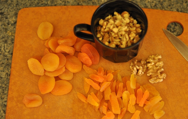 1. Этап. Мазурка: Измельчите орехи и сухофрукты, размер зависит от вашего вкуса.