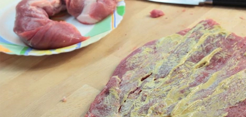 1. Этап. Мясной рулет с морковью: Удалите все прожилки со свиной вырезки. Разрежьте очищенную вырезку 