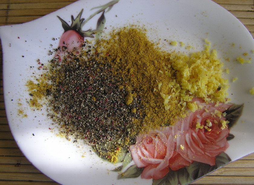 1. Этап. Семга в лимонной панировке: Смешать карри, смесь 5 перцев и лимонную цедру. Соль я не использую в пищу уже 2 года, поэтому в ингредиентах ее и не пишу. И думаю, что соль - не самый здоровый продукт для питания человека.