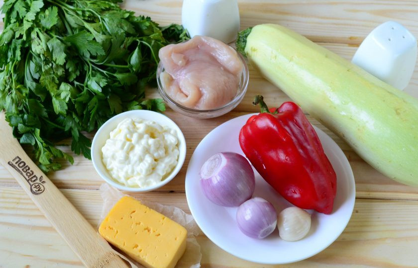 1. Этап. Кабачки, фаршированные куриной грудкой: Подготовьте все необходимые ингредиенты. Кабачки берите самые молодые, какие найдете, именно у таких самая нежная и вкусная мякоть и практически нет семян.