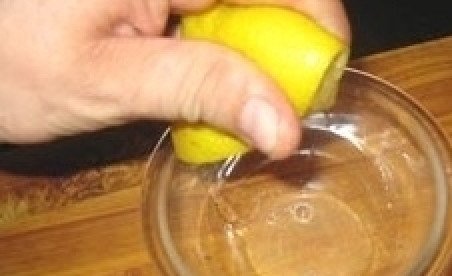 1. Этап. Налим жареный: Достаньте филе налима и разморозьте, если он был заморожен. Помойте филе налима и отожмите немного. Просушите бумажным полотенцем. Помойте лимон и выдавите сок в отдельную чашечку из половинки лимона.