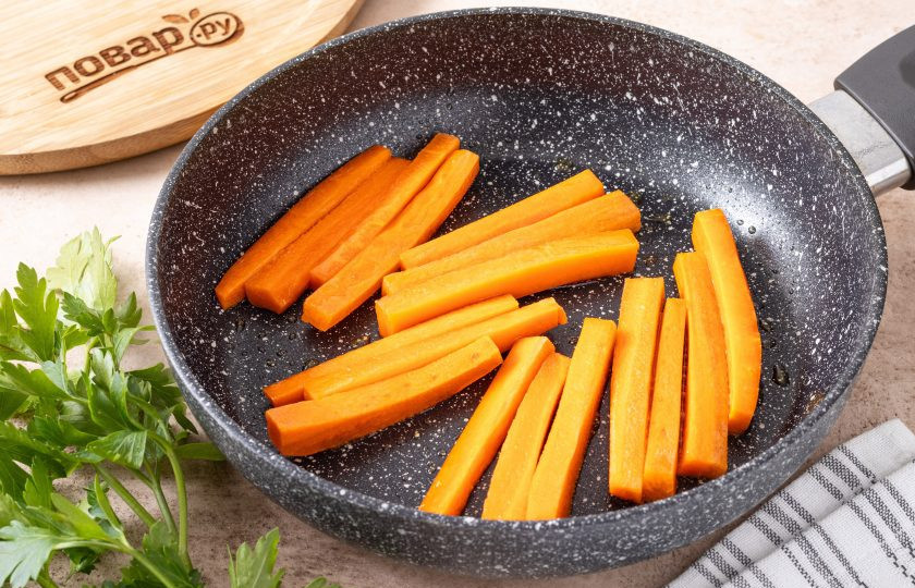 1. Этап. Тушеная тыква с морковью: Разогрейте сковороду на среднем огне с растительным маслом. Выложите морковь и жарьте 2-3 минуты.