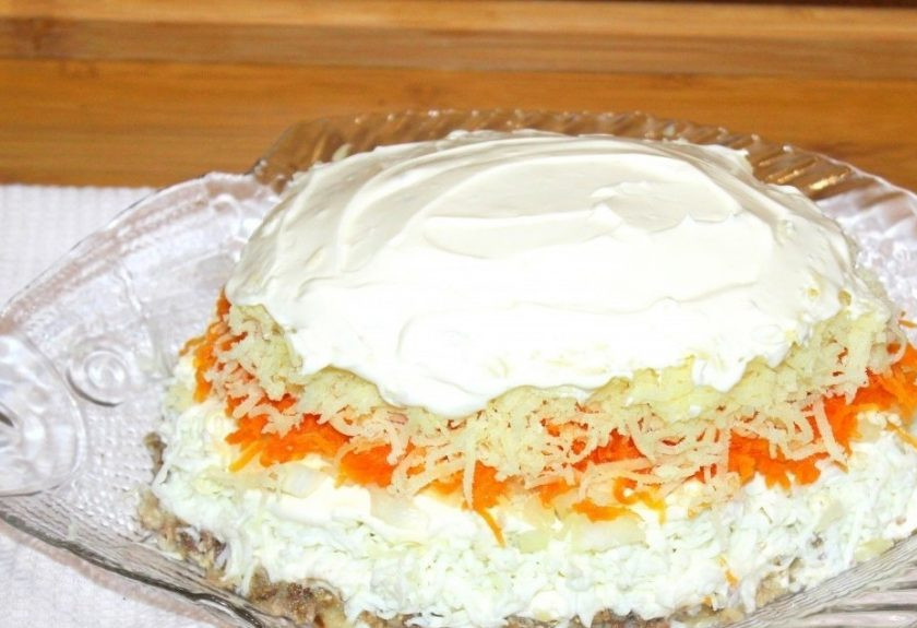 1. Этап. Салат Мимоза с маслом: 7. Затем идет слой картофеля и снова майонез.