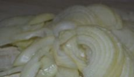 1. Этап. Салат Дунайский: Лук режем полукольцами.