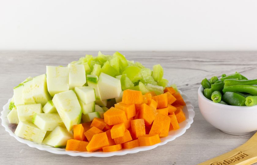 1. Этап. Скандинавское рагу с фрикадельками Молочное: Морковь, кабачок и болгарский перец нарежьте кубиками. Фасоль также нарежьте небольшими кусочками.