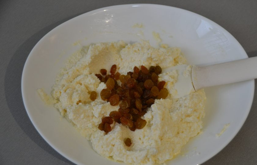 1. Этап. Налистники с творогом на крахмале: При желании можно добавить изюм, мак и ванильный сахар.